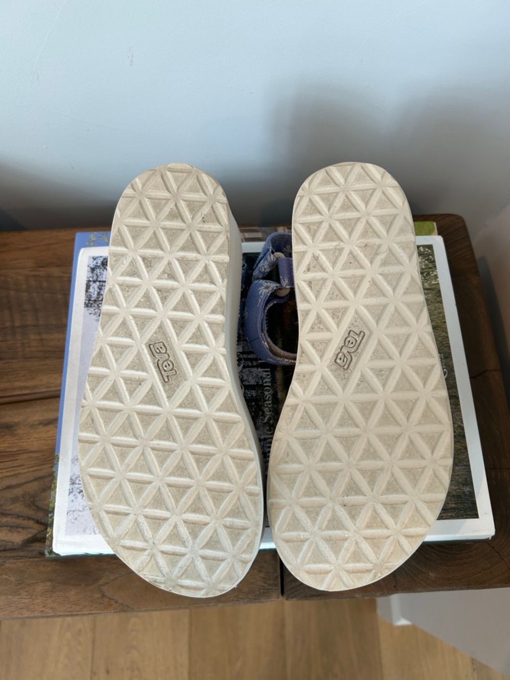 Teva Flatform Gloriosa Universal Perwinkle Daisies Platform Sandals EUC - Picture 8 of 12